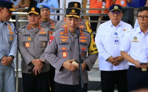 Thumbnail Berita - Kondisi Terduga Pelaku Membaik, Polri Buru Jejak Digital 'Paham Tertentu' Ungkap Motif Ledakan SMAN 72