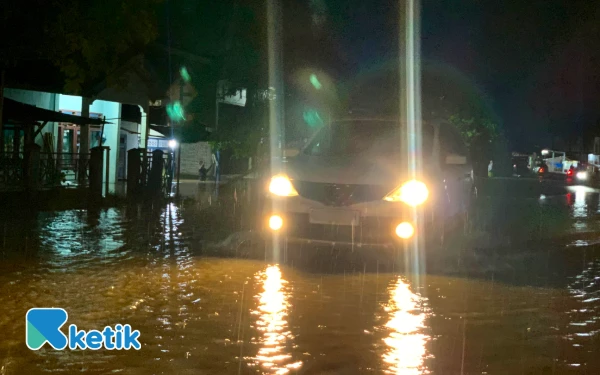 Thumbnail Berita - Jalan Nasional di Pulau Kayu Abdya Tergenang Air, Kendaraan Mogok dan Putar Haluan