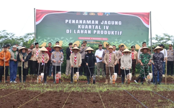 Thumbnail Berita - Dorong Penguatan Ketahanan Pangan, Kapolresta Banyuwangi Tanam Jagung Kuartal lV Tahun 2025