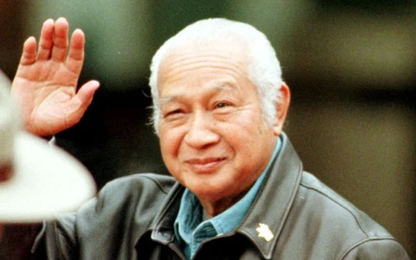 Thumbnail Berita - Soeharto Resmi Sandang Gelar Pahlawan Nasional: Riwayat Singkat dan Kontroversinya