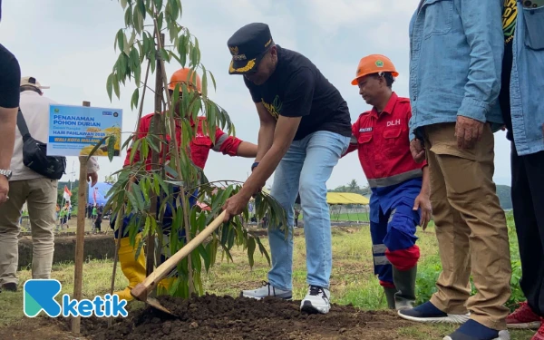 Thumbnail Berita - Bangkitkan Wisata Wonokoyo, Wali Kota Malang Ikut Tanam 1.000 Pohon Durian di Hari Pahlawan