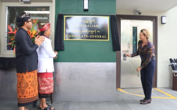 Thumbnail Berita - Hormati Budaya, Konjen Australia Gunakan Aksara Bali di Papan Nama