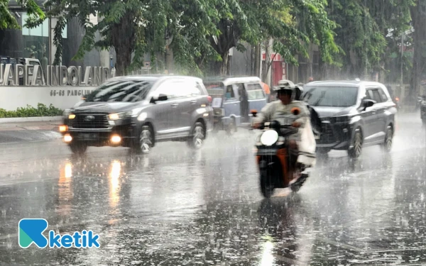 Waspada Hujan Disertai Petir di Surabaya Hari Ini! Perhatikan Imbauan BMKG