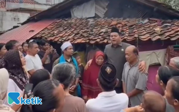 Thumbnail Berita - Anggota DPRD Lebak Regen Abdul Aris Kunjungi Ruqyah dan Berikan Bantuan