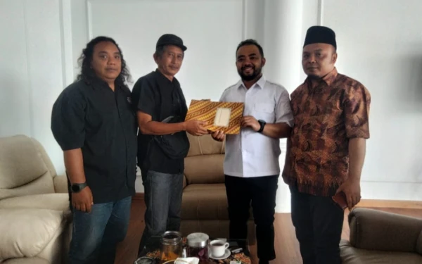 Thumbnail Berita - Wali Atlet Wadul Wawali Soal Kecilnya Uang Hadiah Bulutangkis Wali Kota Batu Open 2025   ‎