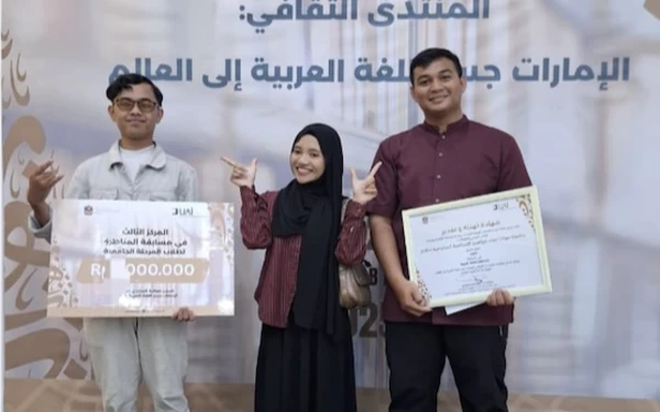 Thumbnail Berita - Mahasiswa BSA UIN Malang Boyong Juara 3 Debat Bahasa Arab di Festival Budaya Kedutaan UEA 2025