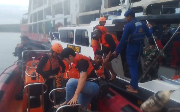 Thumbnail Berita - SAR Gabungan Evakuasi Kapal Kandas di Gilimanuk, 69 Penumpang Diselamatkan