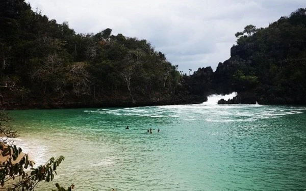 Thumbnail Berita - Pulau Sempu, Surga Tersembunyi di Selatan Malang dengan Pesona Laguna Biru