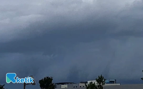 Thumbnail Berita - Kota Surabaya Diprediksi Hujan Sedang Hari Ini! Cek Daerahmu Sekarang