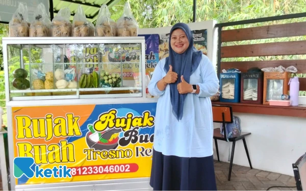 Thumbnail Berita - Hijrah! Puluhan Tahun di Bank Jatim, Kini Sukses Buka Usaha Rujak Buah Beromzet Puluhan Juta di Malang