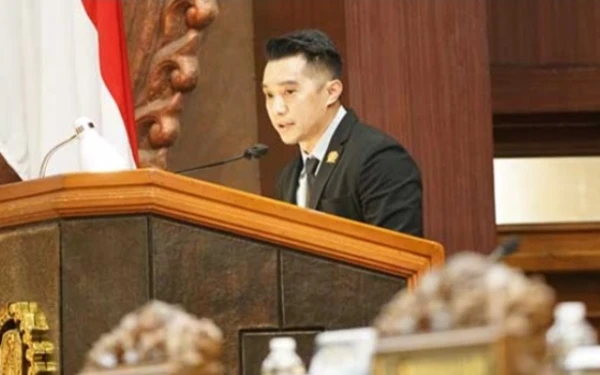 Thumbnail Berita - Banggar DPRD Jatim: TKD Dipangkas Rp 2,8 T,  Pendapatan Daerah Diproyeksikan Turun Jadi Rp 26,3 T