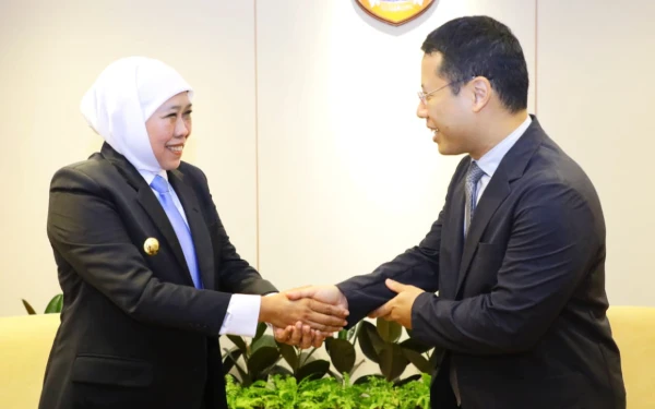 Thumbnail Berita - Pertemuan Dengan Menteri Pendidikan Singapura HE. Desmond Lee! Khofifah Perkuat Kolaborasi Menuju Indonesia Emas 2045