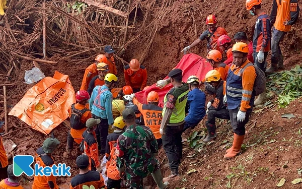 Thumbnail Berita - Hari Ketiga Pencarian Korban Longsor Cibeunying, Tim SAR Temukan 8 Jenazah di Bawah Material Longsor