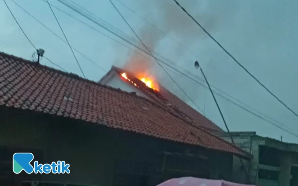 Thumbnail Berita - Rumah di Rengaspendawa Brebes Terbakar Diduga Tersambar Petir, Penghuni Selamat