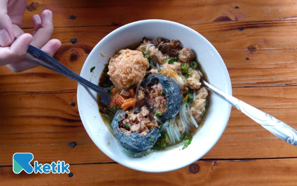 Thumbnail Berita - Bakso Jowo Mandiri Suguhkan Pentol Hitam Pertama di Kota Malang