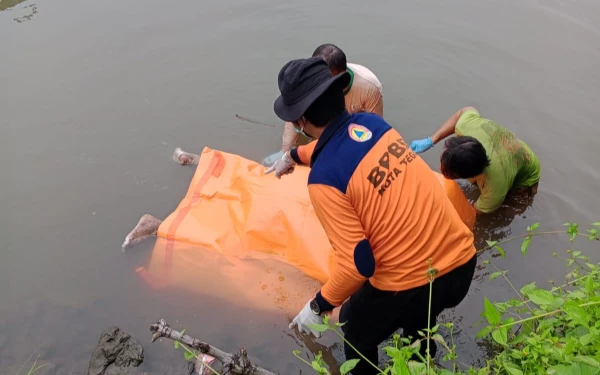 Thumbnail Berita - Misteri Kematian Pria di Kali Kemiri Tegal, Polisi Buru Petunjuk