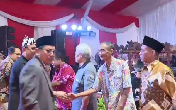 Thumbnail Berita - Wujud Kepedulian ke Warga Sekitar, DPRD Jatim Bagikan 1.000 Paket Sembako