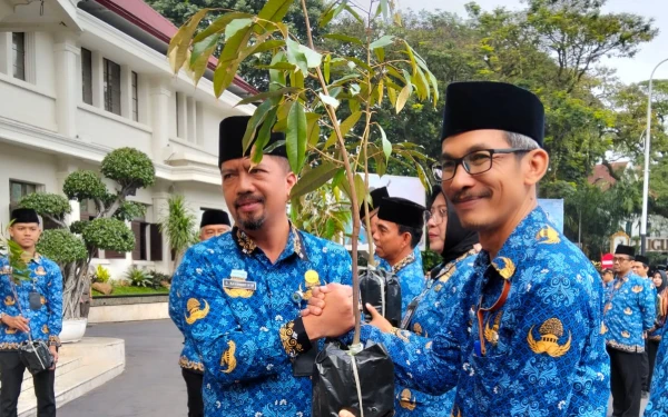 Thumbnail Berita - Perbaiki Iklim Kota, Pemkot Malang Tebar Ribuan Bibit Pohon Buah ke 57 Kelurahan