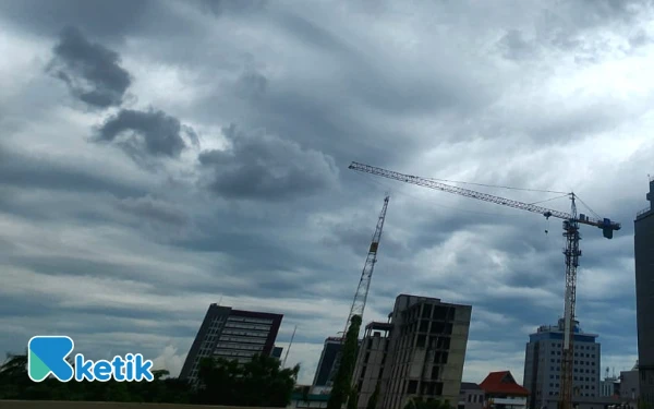 Thumbnail Berita - Cuaca Kota Surabaya 18 November 2025 Diprakirakan Hujan Ringan, Begitu Juga Banyuwangi