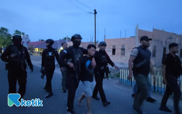 Thumbnail Berita - Bukan Pahlawan, Polisi Tangkap 'Robin Hood' yang Bangun Kerajaan Narkoba di OKU Timur