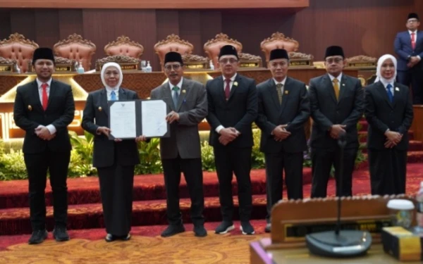 Thumbnail Berita - Ini Pendapat Akhir Raperda APBD 2026, 9 Fraksi DPRD Jatim  Soroti Restrukrisasi Fiskal dan Reformasi BUMD