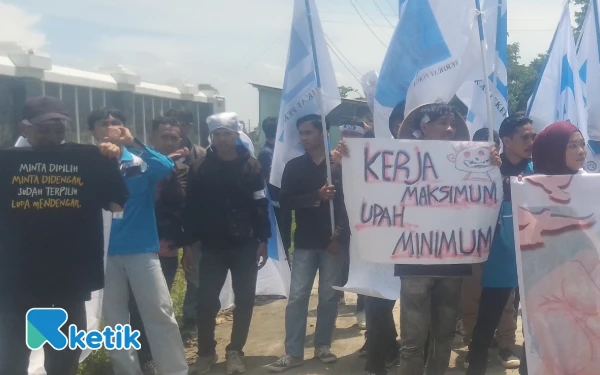 Buruh Brebes Geruduk Kantor Bupati Tuntut Kenaikan UMK Sebesar 55 Persen