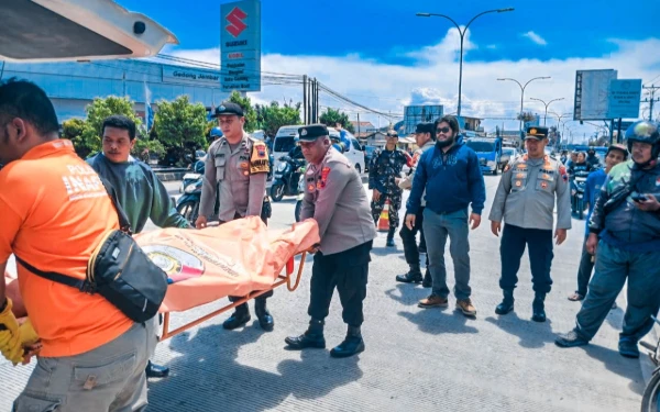 Thumbnail Berita - Pemasang Baliho Asal Brebes Meregang Nyawa Tersengat Listrik di Tegal