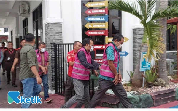 Thumbnail Berita - Kejari Sampang Terima Pelimpahan Tahap II Kasus Dugaan Korupsi Proyek Jalan Rp12 Miliar, 4 Tersangka Ditahan