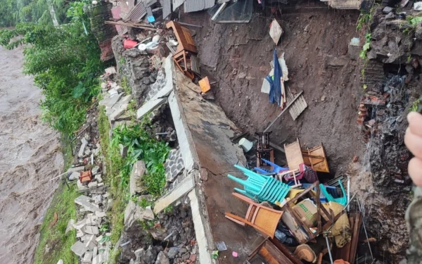 Rumah Warga di Kelurahan Samaan Malang Ambrol Akibat Hujan Deras