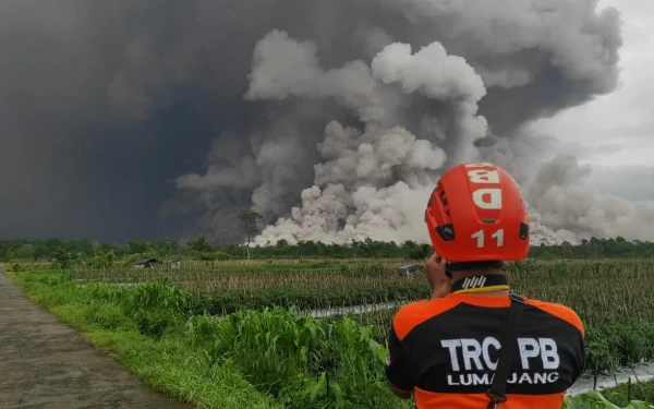 Thumbnail Berita - Gunung Semeru Erupsi, Ini Imbauan PVMBG