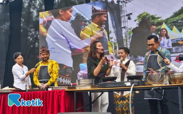 Thumbnail Berita - ‎Wali Kota dan Wakil Wali Kota Batu Adu Masak di Batu Street Food Festival 2025
