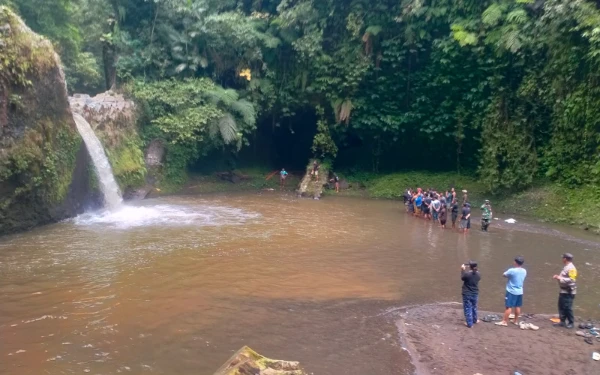 Thumbnail Berita - Selamatkan Adik, Sang Kakak Tenggelam di Air Terjun Kebo Iwo Buleleng