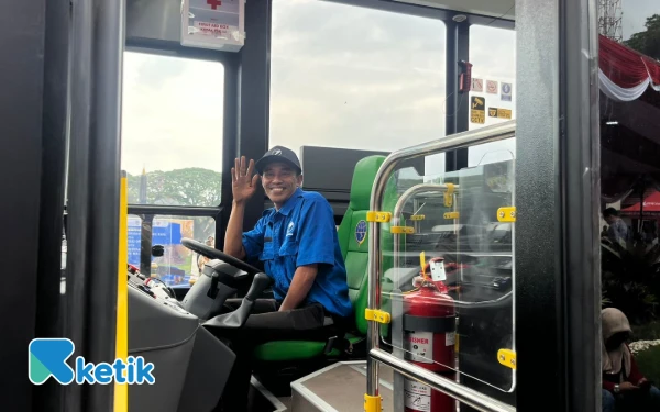 Thumbnail Berita - Samsul Arifin, Mantan Sopir Angkot Kota Malang yang Temukan Harapan Baru di Bus TransJatim Malang Raya
