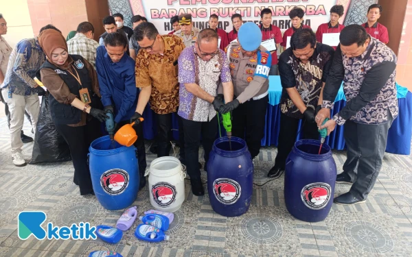 Thumbnail Berita - Ungkap 8 Kasus Besar, Polda Sumsel Hancurkan Belasan Kilogram Sabu dan Ratusan Ribu Ektasi