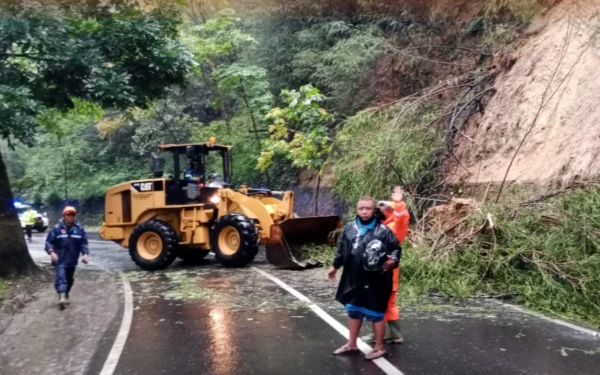 Thumbnail Berita - Waspada! Longsor Landa Wisata Payung Kota Batu