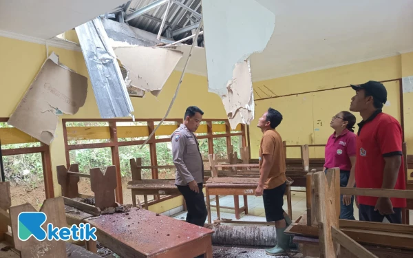 Thumbnail Berita - Pohon Tumbang Timpa Ruang Kelas di SDN 4 Depeha Buleleng saat Libur Galungan dan Kuningan