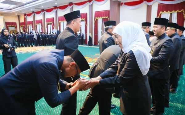 Thumbnail Berita - Rotasi Akbar Pemprov Jatim! Gubernur Khofifah Lantik 580 Pejabat, Cek Nama-nama Kunci dari Setdaprov