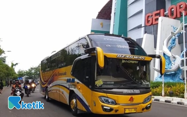 Thumbnail Berita - Adem! Arema FC Masuk Stadion GBT Surabaya Gunakan Bus, Bonek Ikut Kawal
