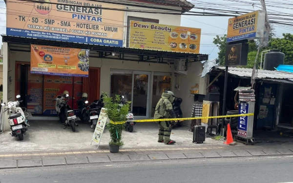 Thumbnail Berita - Jibom Turun Tangan! Koper Mencurigakan di Denpasar Gegerkan Warga, Ternyata Isinya Bikin Geleng-geleng