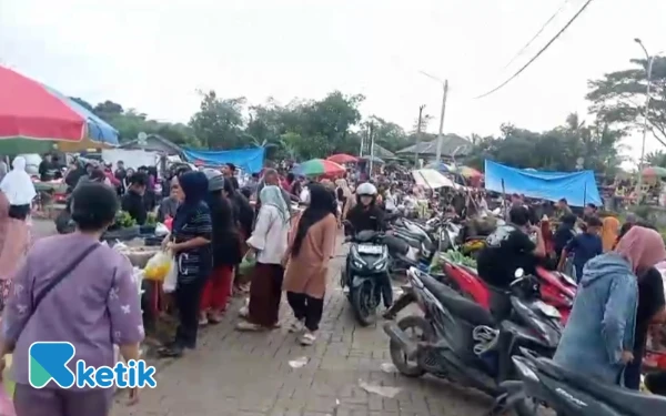 Thumbnail Berita - Semrawut! Pedagang Pasar Semi Rangkasbitung Rebutan Lahan Parkir, Wabup Lebak: Penertiban Step by Step