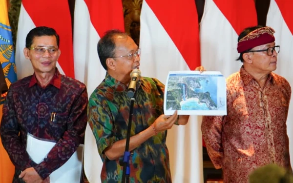 Thumbnail Berita - Gubernur Koster Perintahkan Bongkar dan Pulihkan Lingkungan di Pantai Kelingking