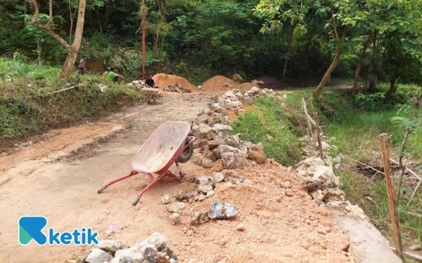 Warga Desa Buker Jrengik Kompak Bangun Jalan dan Jembatan Tanpa Bantuan Pemerintah