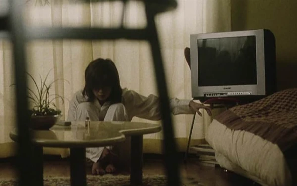 Thumbnail Berita - Horor Paling Visioner! Kenapa Film Pulse (2001) Sangat Relevan di Era Media Sosial?