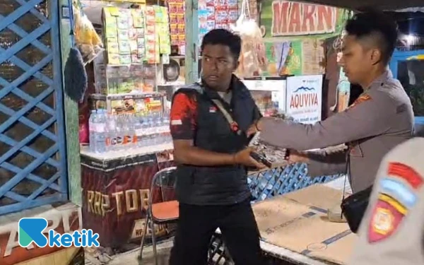 Digerebek Tengah Malam, Samapta Situbondo Amankan 11 Botol Arak dari Penjual Nakal di Panarukan