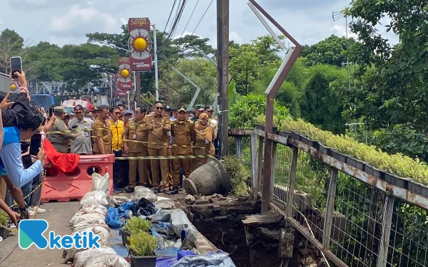 Thumbnail Berita - Wali Kota Malang Minta Penanganan Trotoar Ambrol di Jembatan Embong Brantas Dipercepat