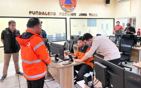 Pantau Langsung Situasi Bencana Jatim,  Wagub Emil Dardak Sambangi Pusdalops PB BPBD Jatim