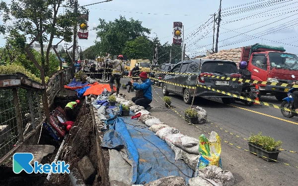 Thumbnail Berita - Rekayasa Lalu Lintas Sementara Diterapkan Imbas Trotoar Jembatan Embong Brantas Ambrol