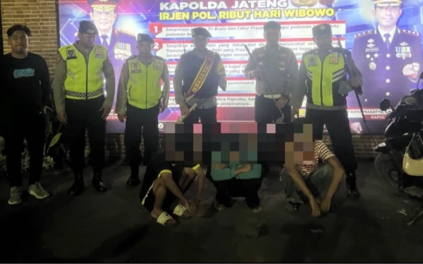 Thumbnail Berita - Polres Tegal Tangkap Empat Terduga Gangster dan Sita Sejumlah Senjata Tajam di Pagedangan