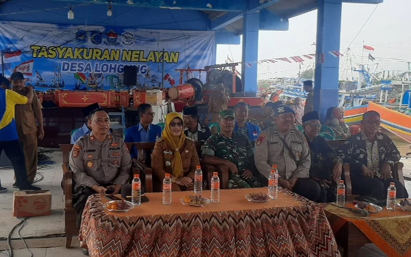 Thumbnail Berita - Petik Laut Lohgung Lamongan Berlangsung Meriah, Kapolsek Ingatkan Pentingnya Solidaritas Warga