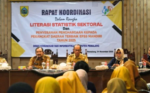 Bupati Pemalang Serahkan Penghargaan EPSS Mandiri 2025, Tekankan Pentingnya Validitas Statistik Sektoral